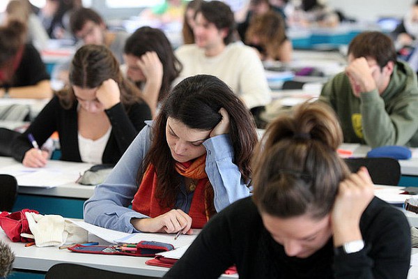 Όλες οι οδηγίες για τις πανελλήνιες εξετάσεις και τα βαθμολογικά κέντρα. Τι πρέπει να ξέρουν οι μαθητές.