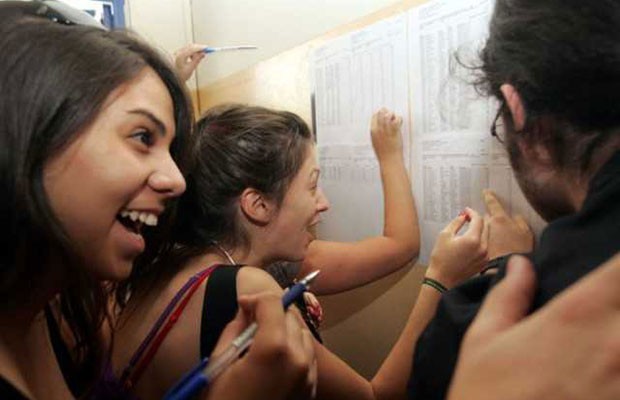 Πανελλήνιες 2015: Σε ποιες σχολές πέφτουν οι βάσεις – Την Τρίτη (23/6) ανακοινώνονται οι βαθμοί των μαθημάτων